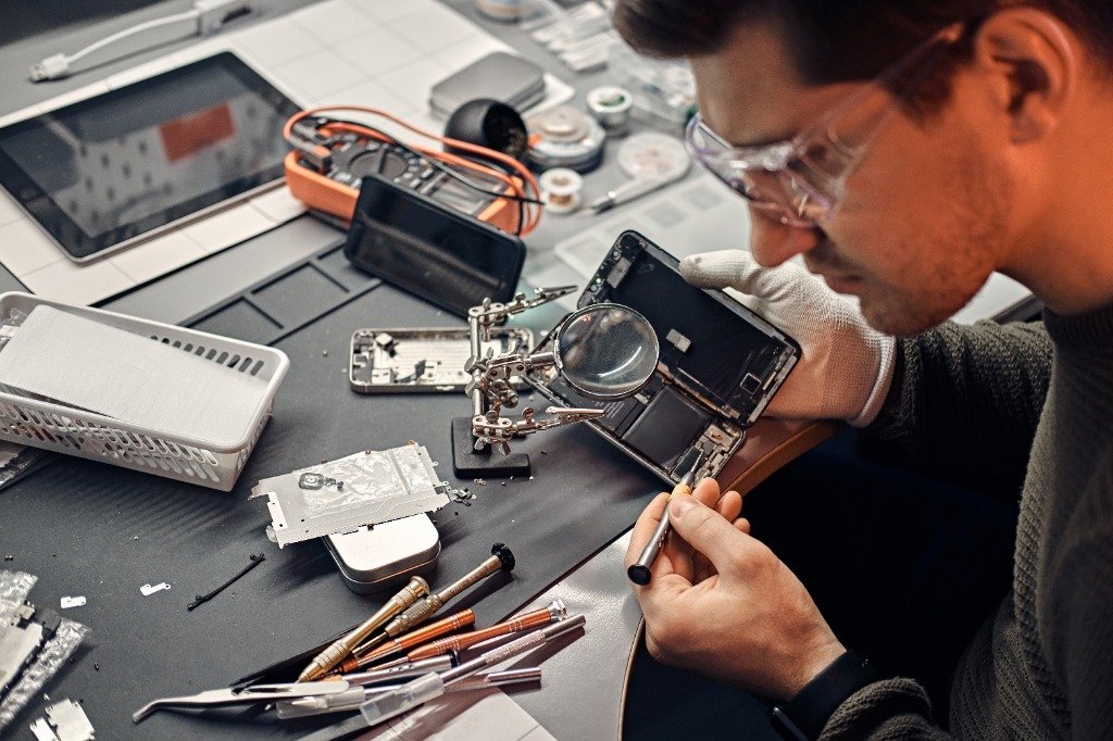 Micro-Soldering & Precision Electronics Repair